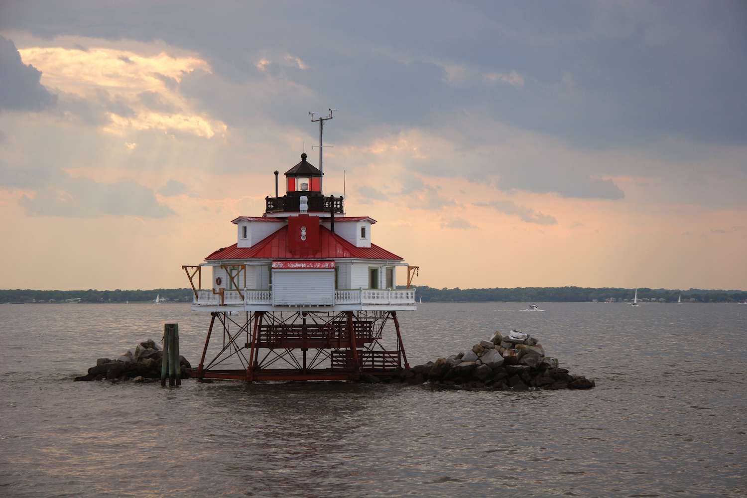 El faro Thomas Point Shoal Light sobresale de un diminuto islote en la Bahía de Chesapeake