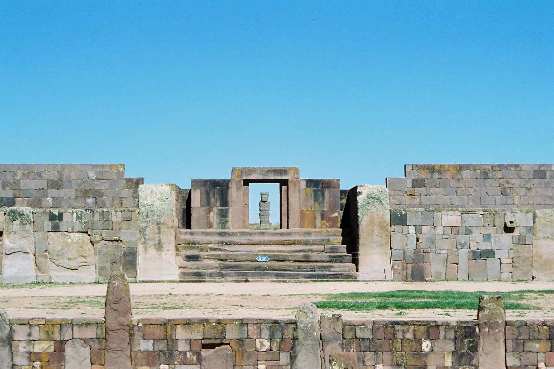 Ruinas del templo de la civilización Tiwanaku hechas de piedra con una estatua de piedra en la entrada