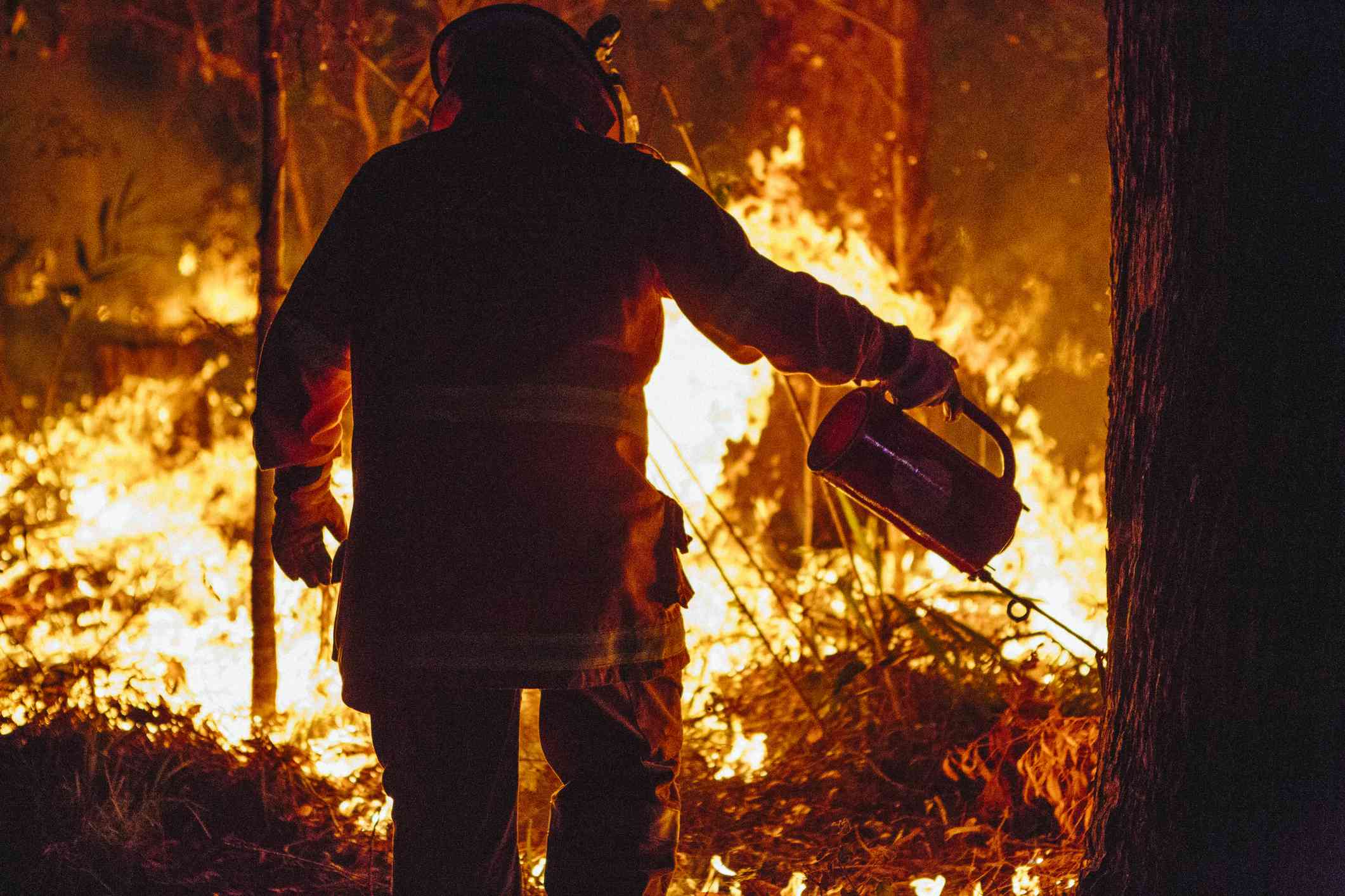 Un bombero realizando una quema controlada con un soplete