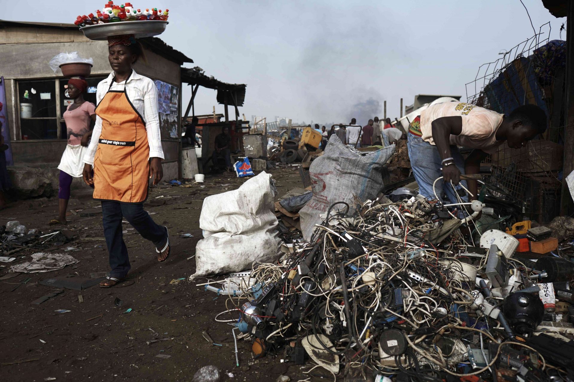 Un hombre trabaja en un lugar de reciclaje en Accra, Ghana