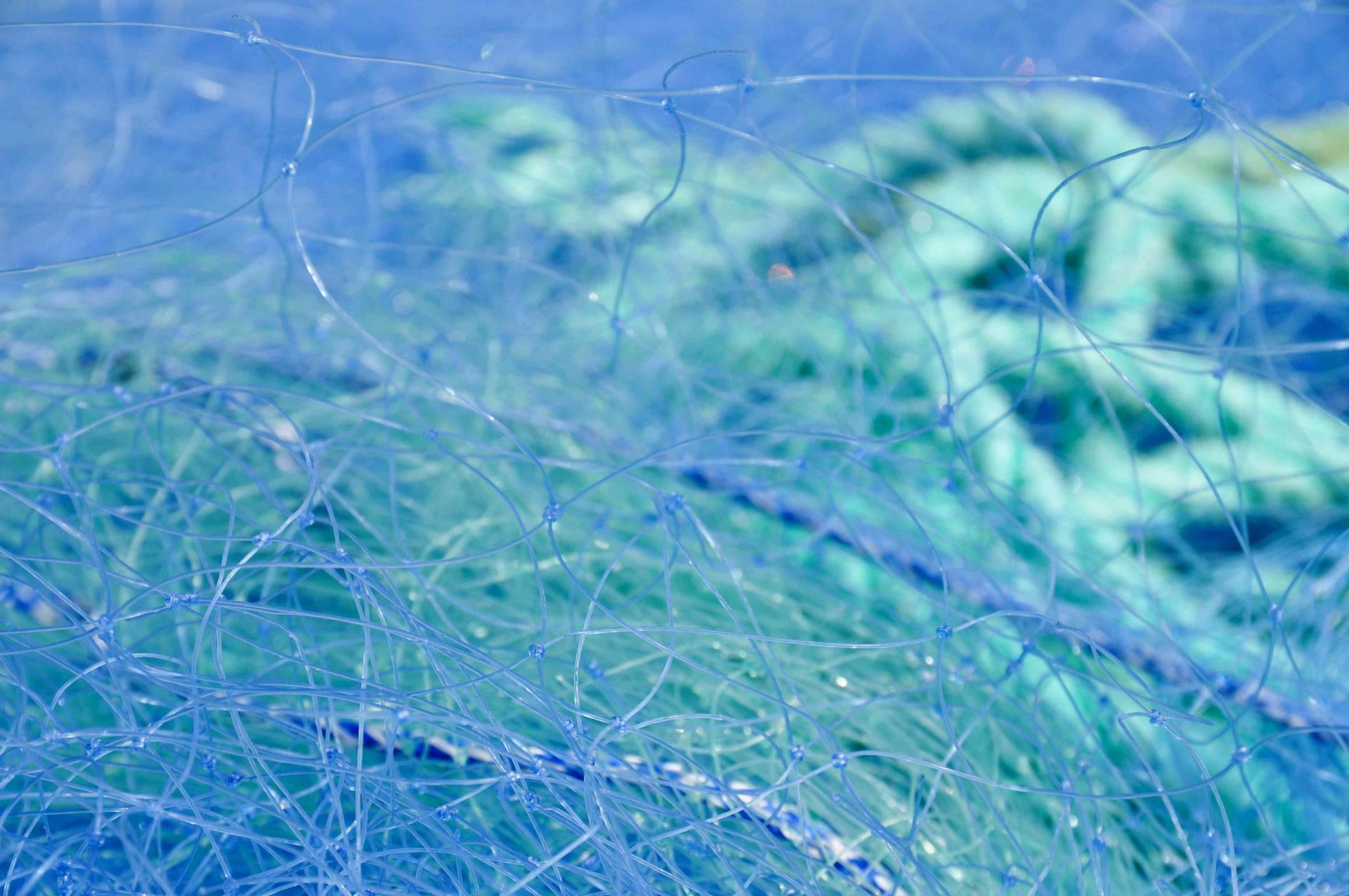 Abstracto de una red de pesca azul con línea de flotación