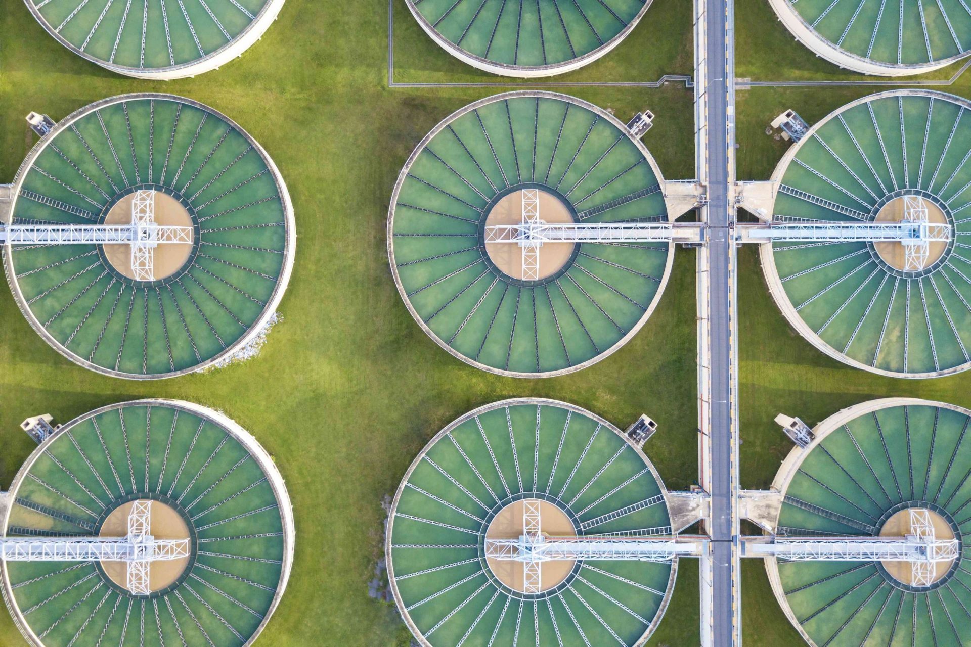 Vista aérea de una planta de tratamiento de aguas