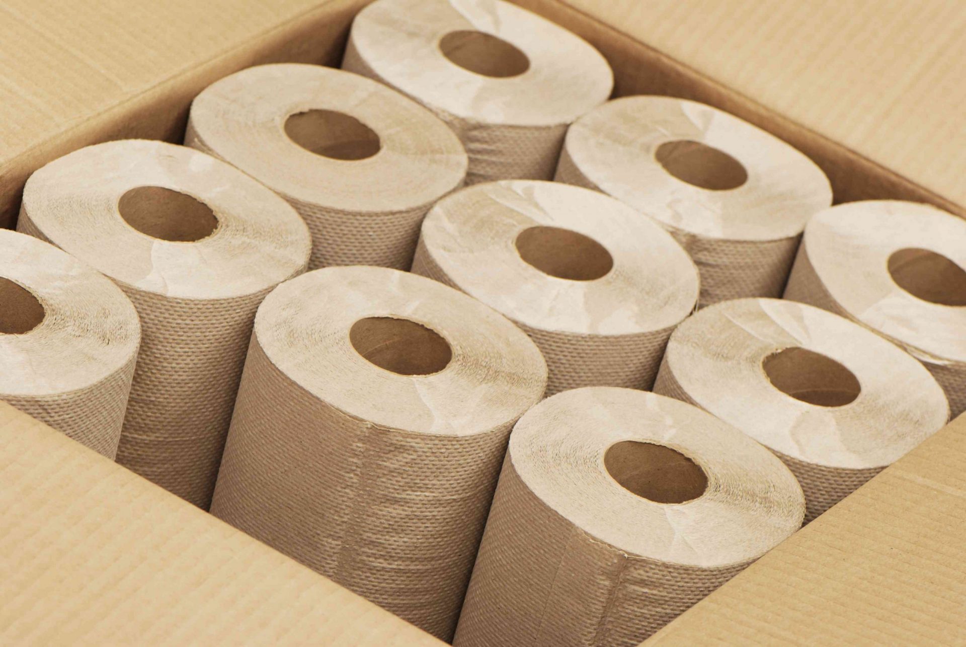 Una caja marrón abierta de rollos de toallas de papel