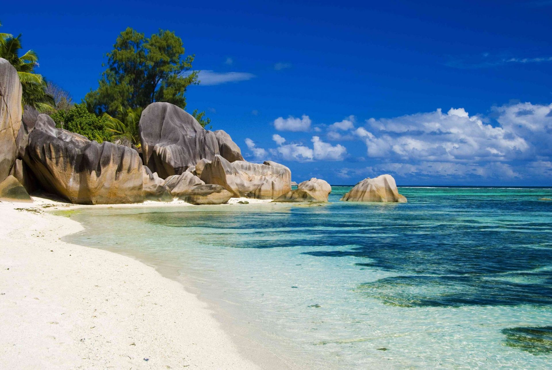 Las rocas de las Seychelles y el mar cristalino en La Digue