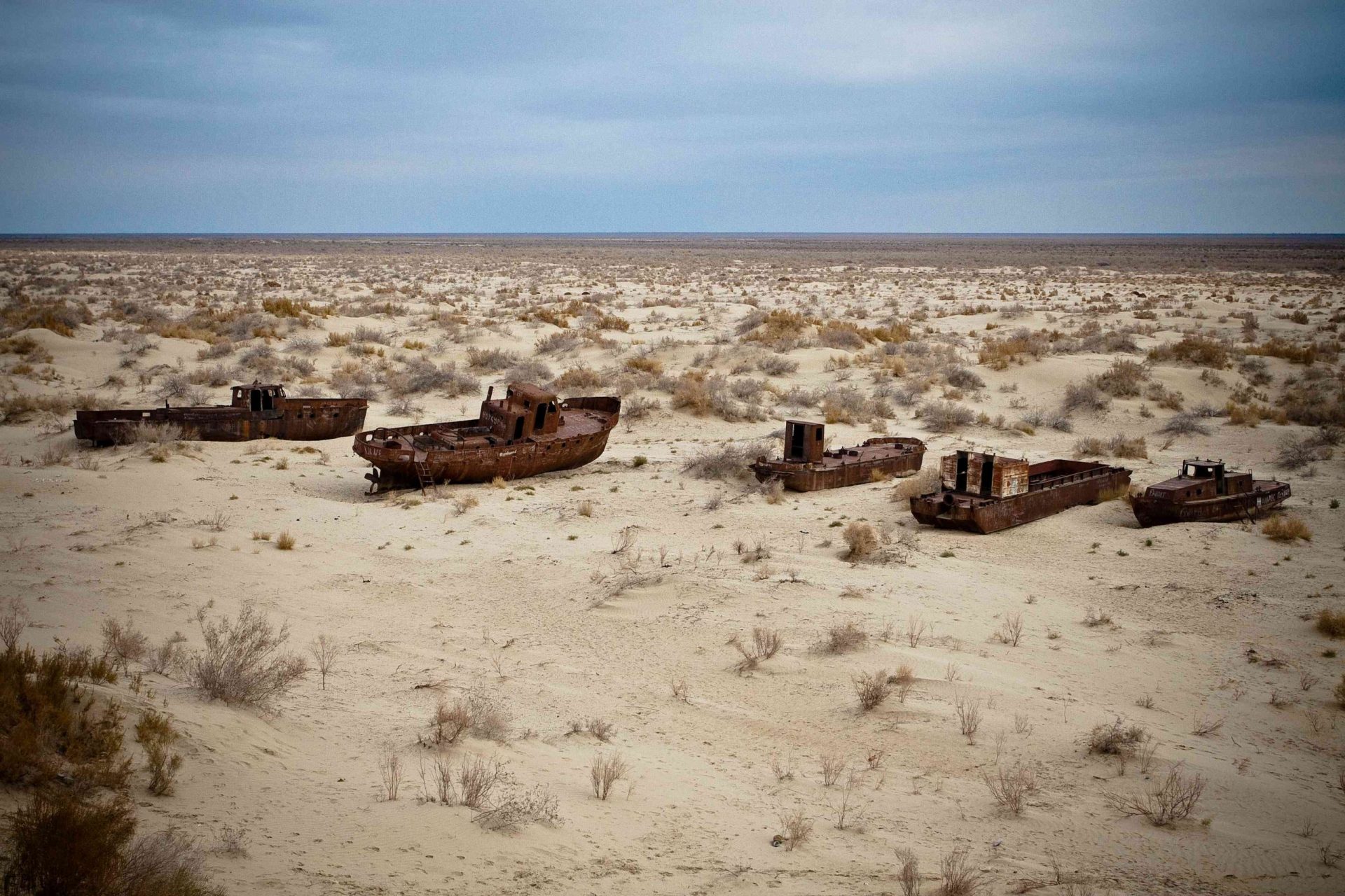 Barcos abandonados y oxidados en un desierto
