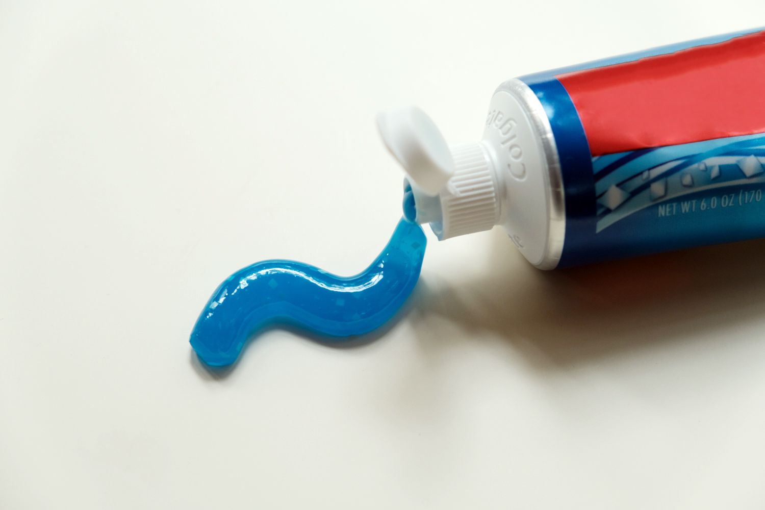 pasta de dientes azul exprimida