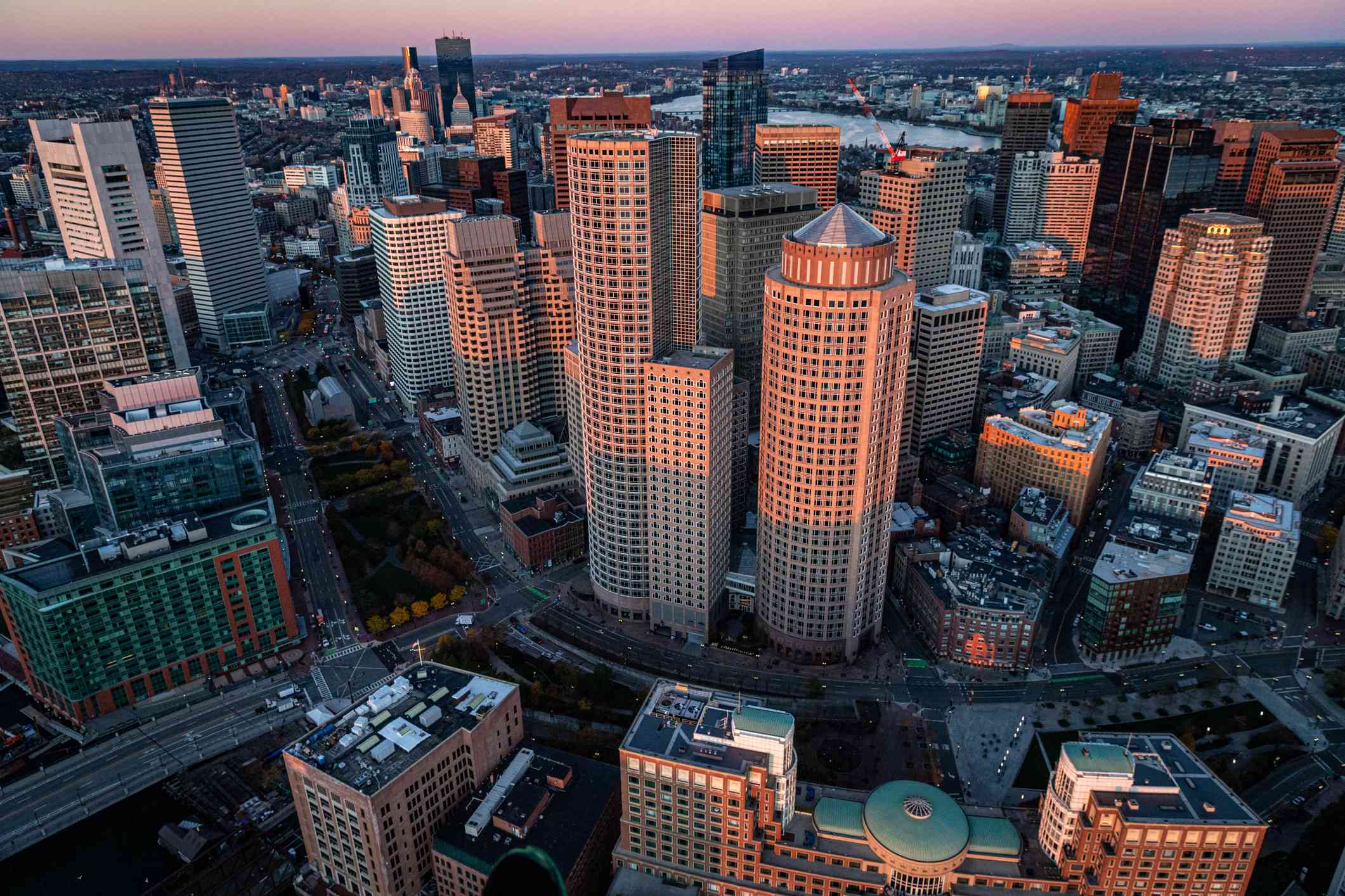 Vista aérea de los rascacielos de Boston al amanecer