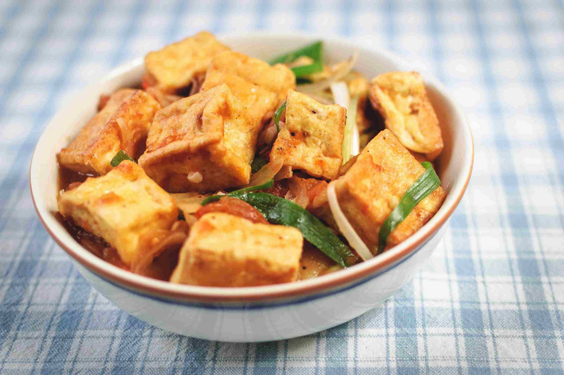 Tofu al curry en un bol