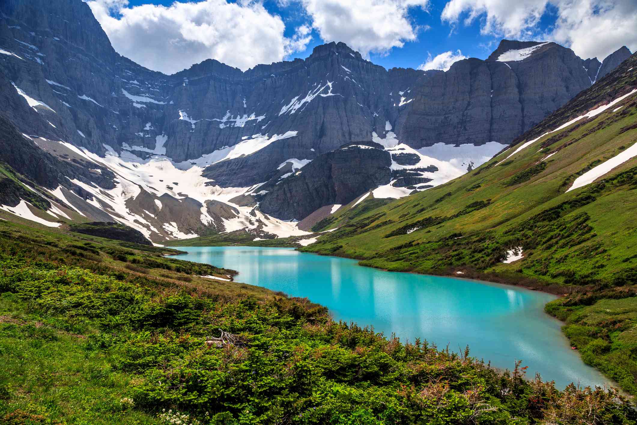 El lago Cracker y las montañas circundantes en el Parque Nacional de los Glaciares