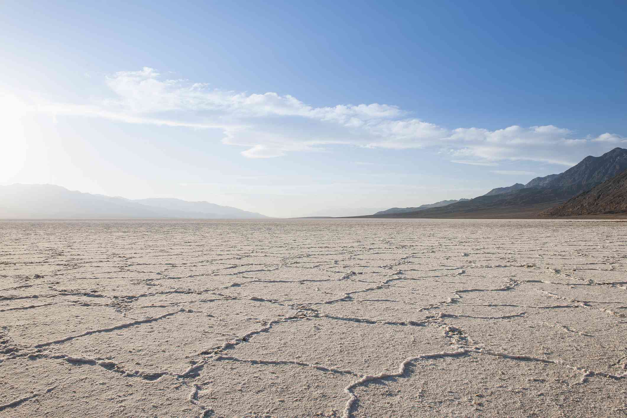 Grietas en el paisaje seco del desierto del Valle de la Muerte, California