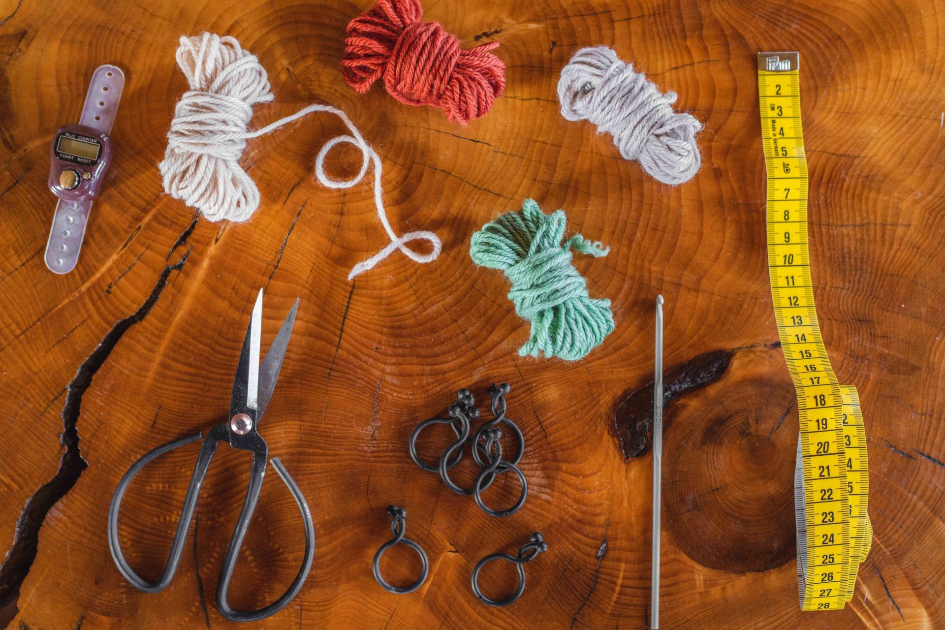 plano de varios hilos, tijeras, cinta métrica y agujas de ganchillo