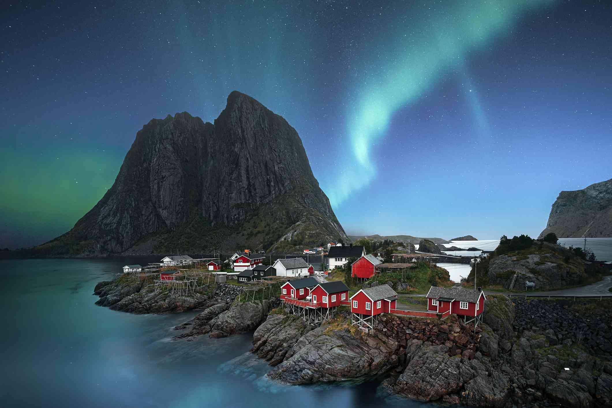 La aurora boreal aparece en un pequeño pueblo de Noruega