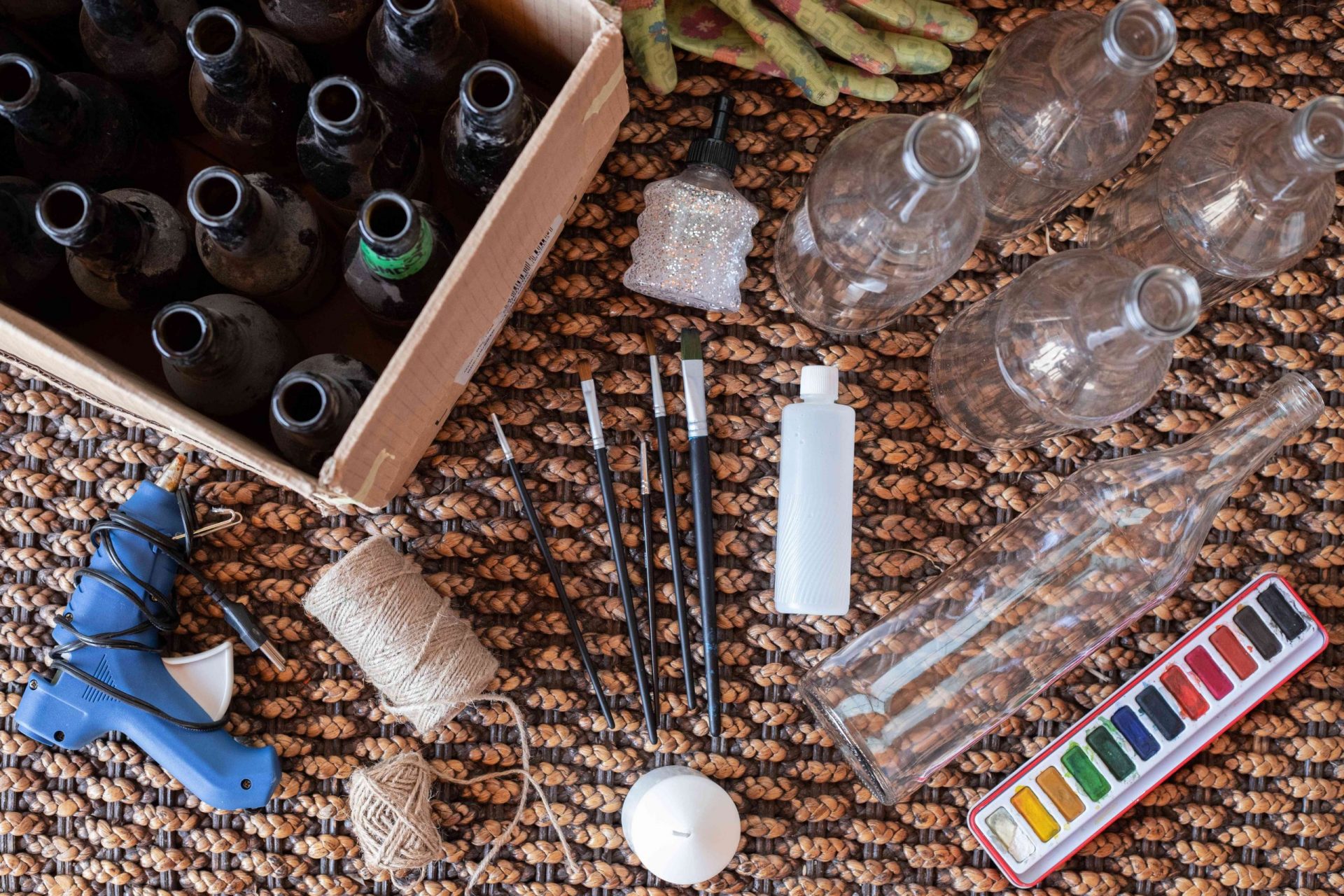 plano de botellas de vidrio para reciclar en un proyecto de manualidades con materiales y pintura