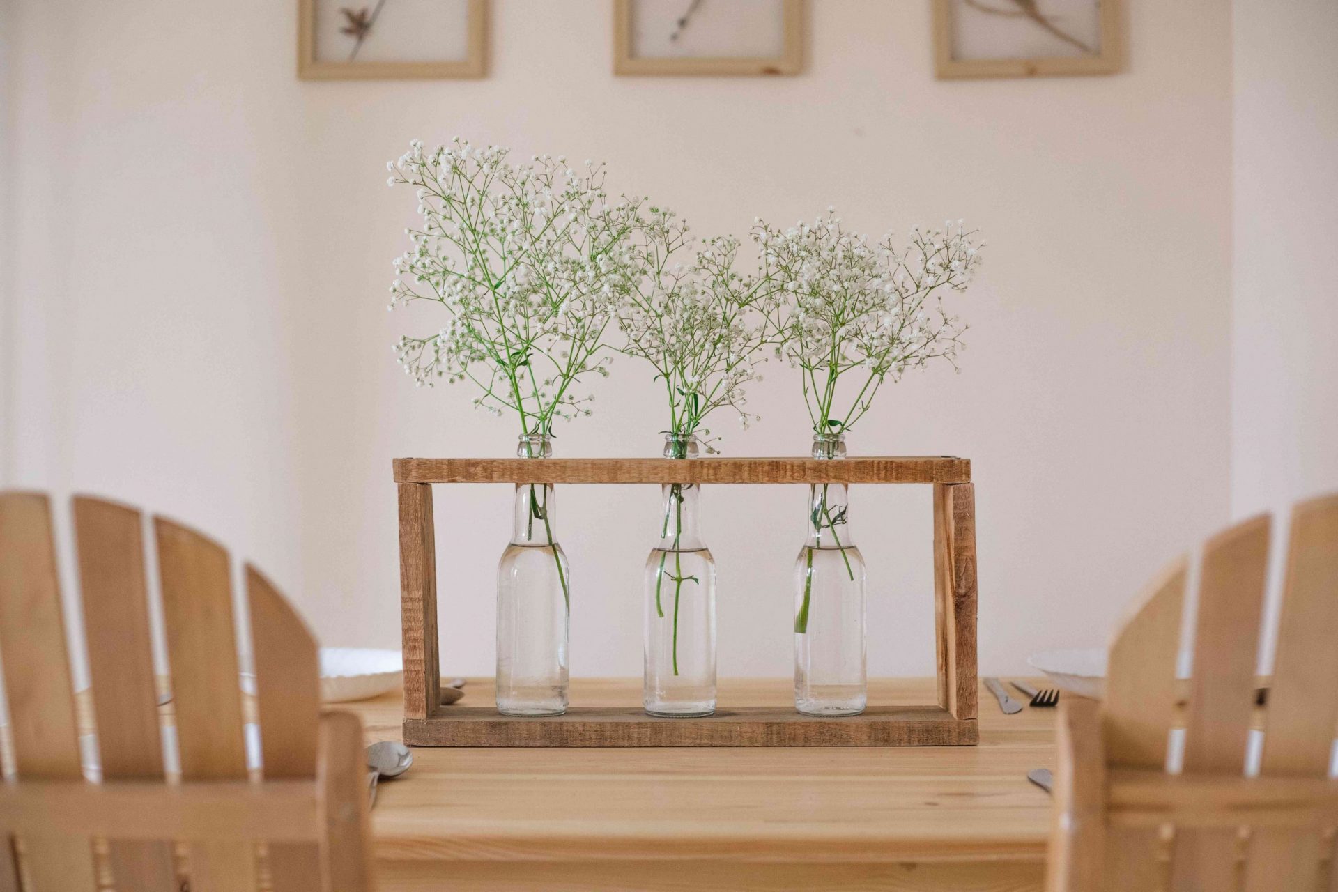 botellas de vidrio recicladas como moderno centro de mesa de madera con flores