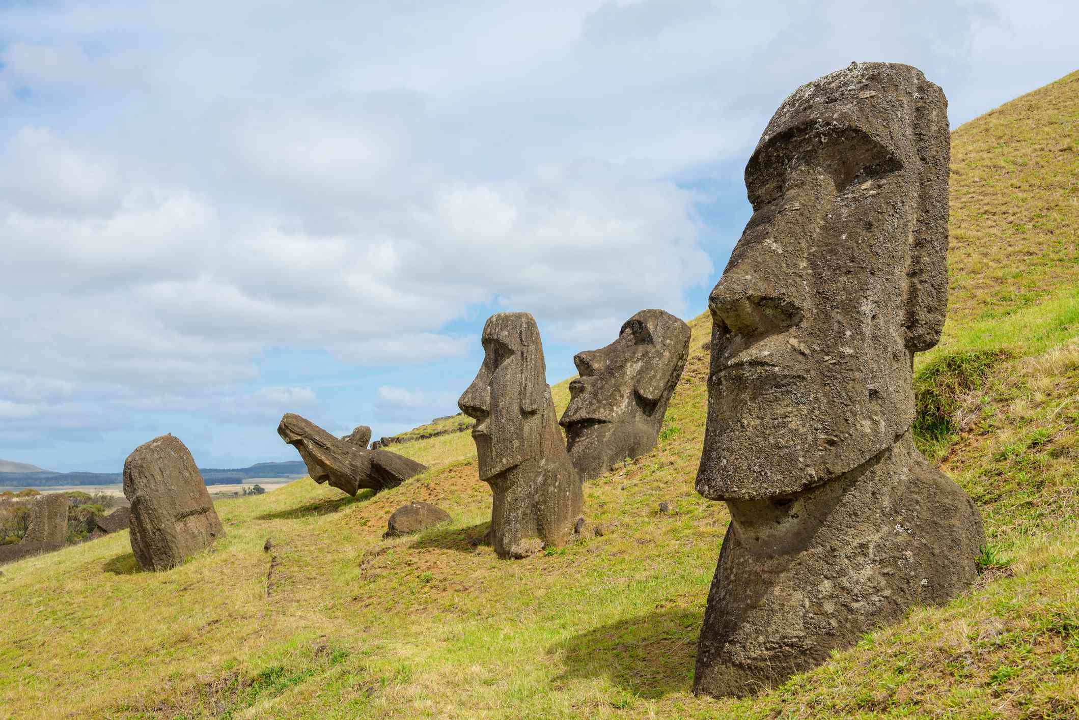 Vista de cerca de las esculturas de piedra gigantes de la Isla de Pascua