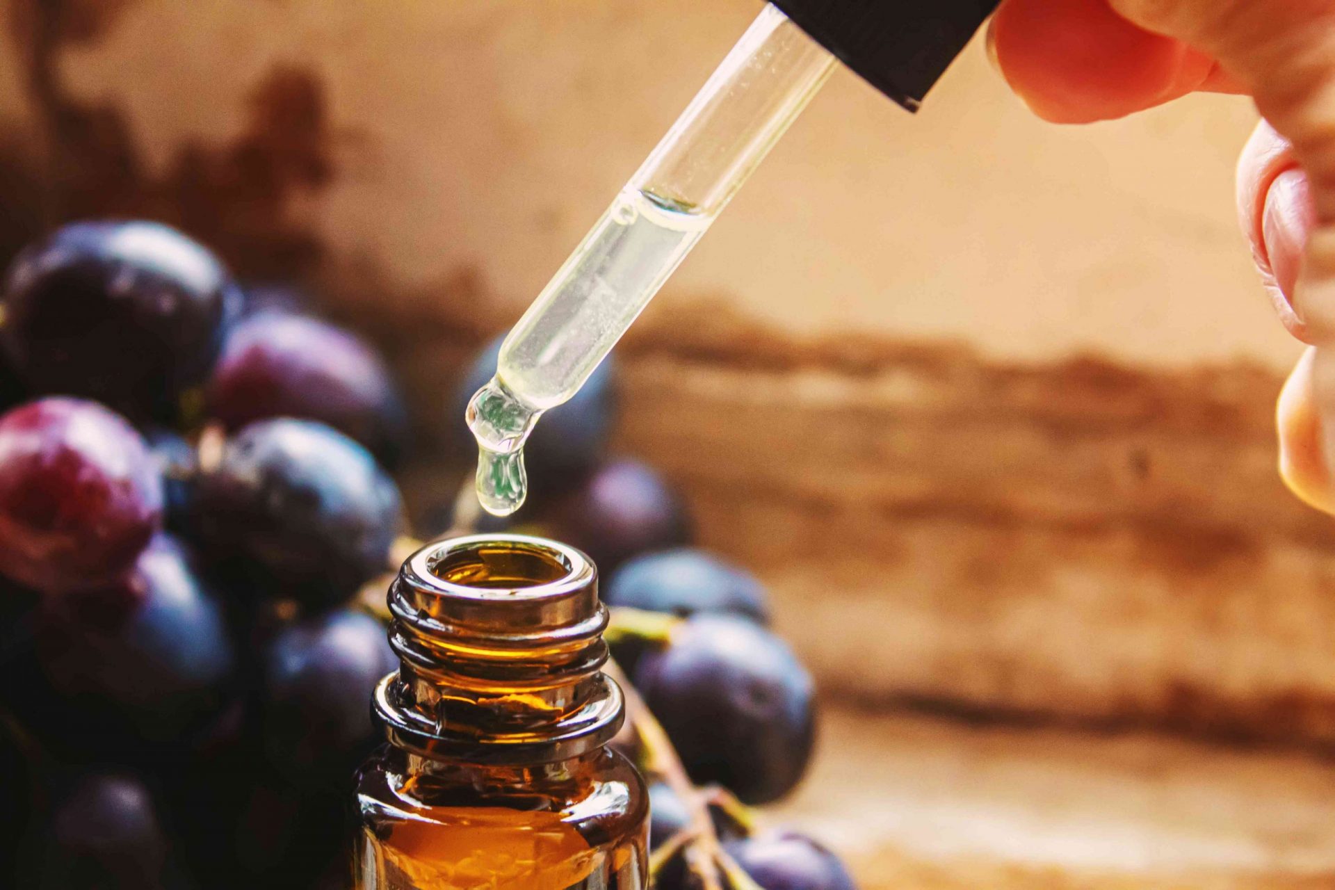 Extracto de aceite de uva en un frasco pequeño. Enfoque selectivo. alimentos