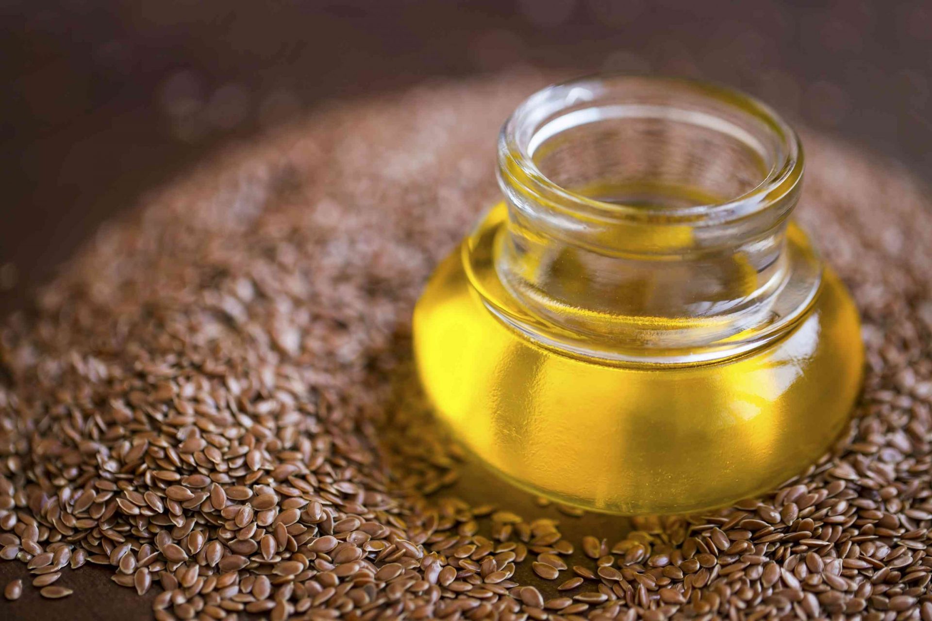 Aceite de semillas de lino con semillas de lino en primer plano, enfoque selectivo, aceite de linaza crudo medicina alternativa, aceite rico en omega 3