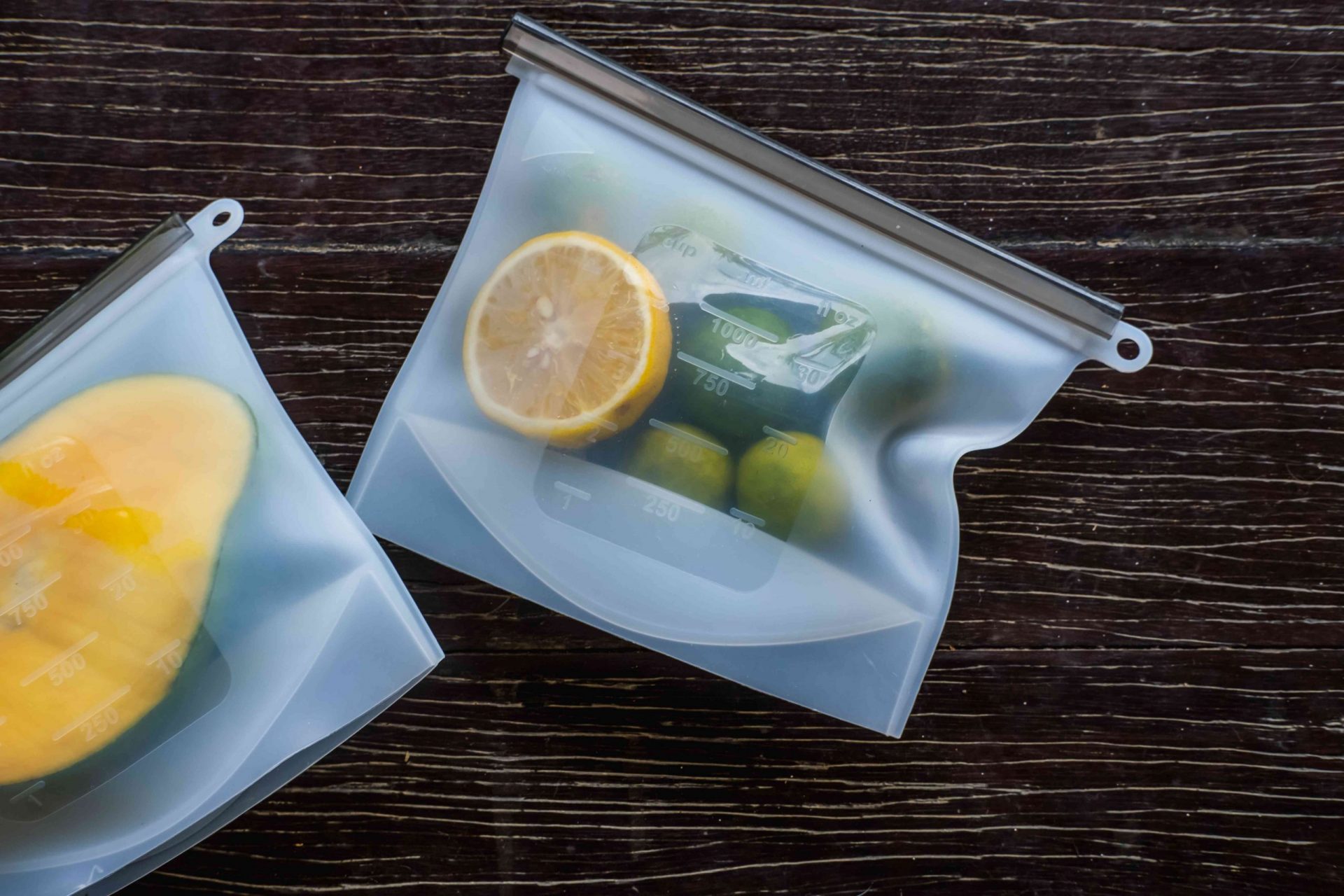 Frutas envasadas en bolsas ziplock de silicona ecológicas. Productos de cocina ecológicos reutilizables. Estilo de vida sostenible sin plásticos y sin residuos