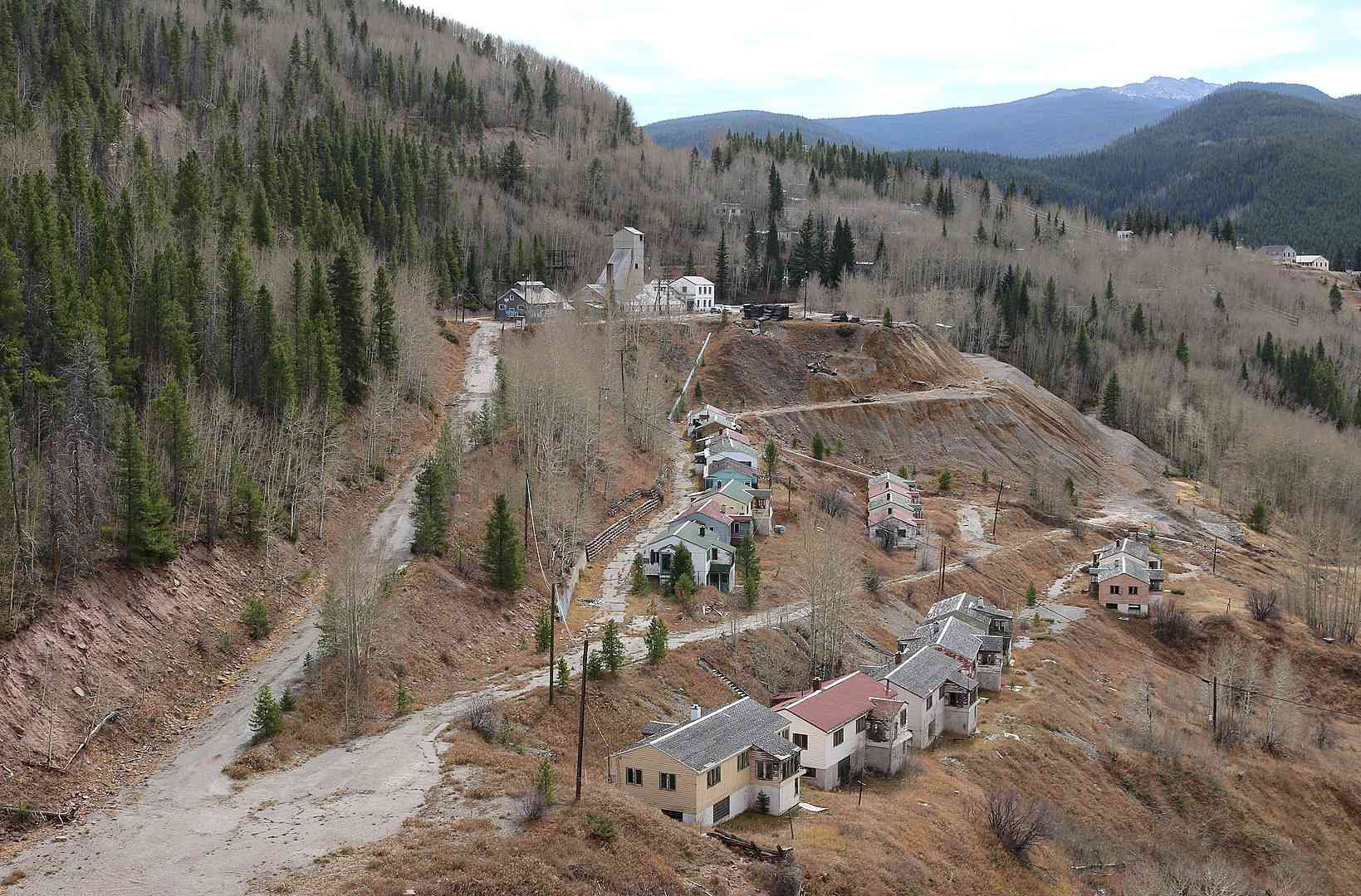 Un pequeño asentamiento de casas y edificios en una empinada ladera