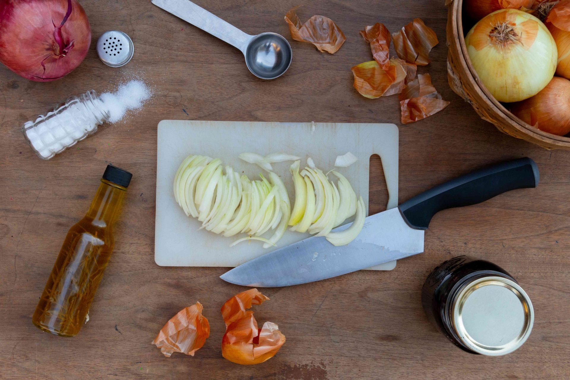 cortando cebollas en una tabla con otros ingredientes alrededor