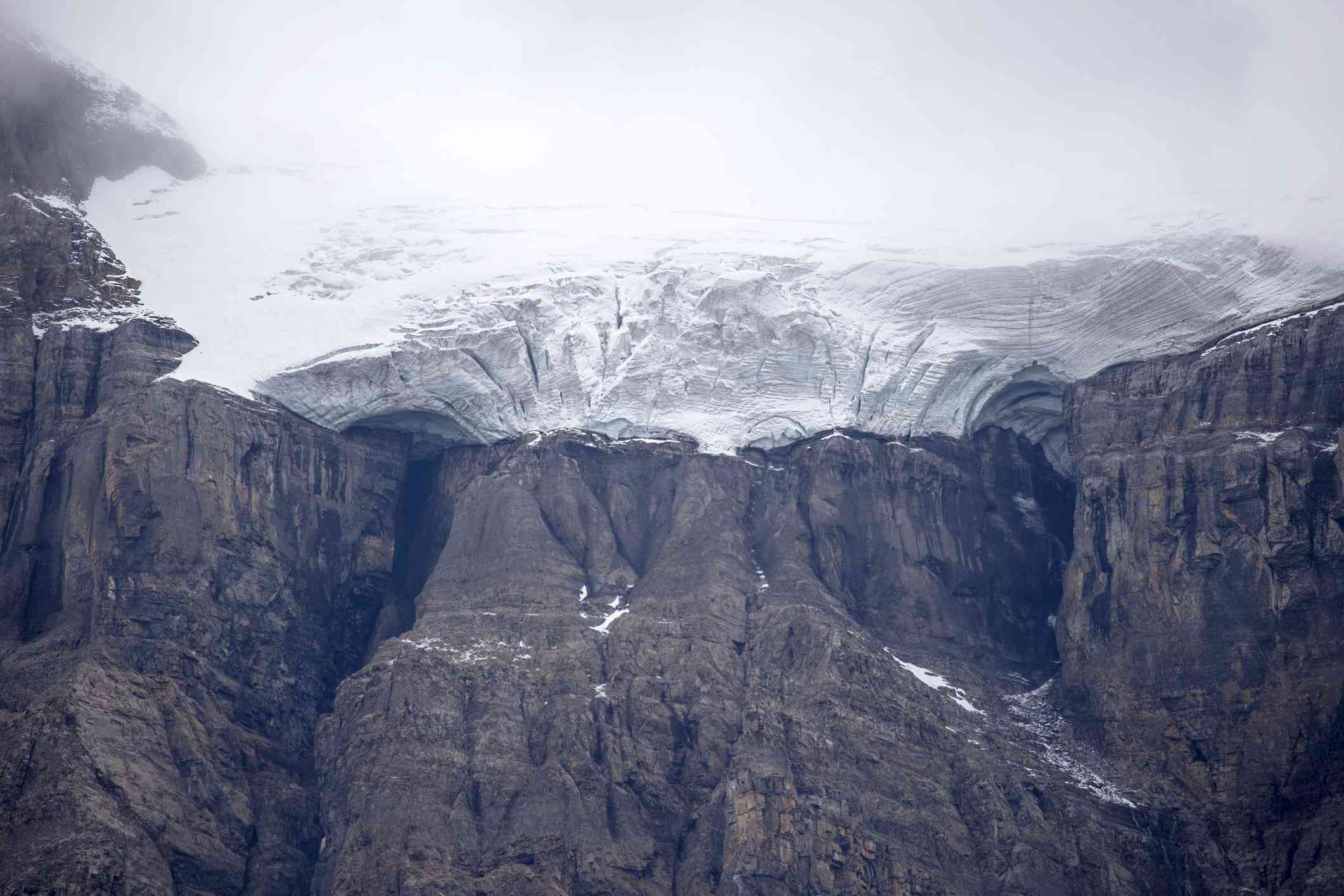 Un glaciar colgante al borde de un acantilado rocoso