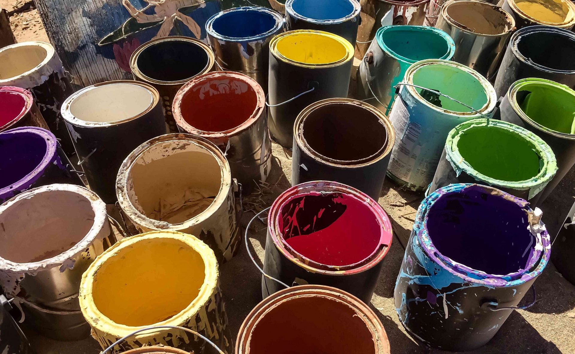 Vista en ángulo alto de botes de pintura de varios colores
