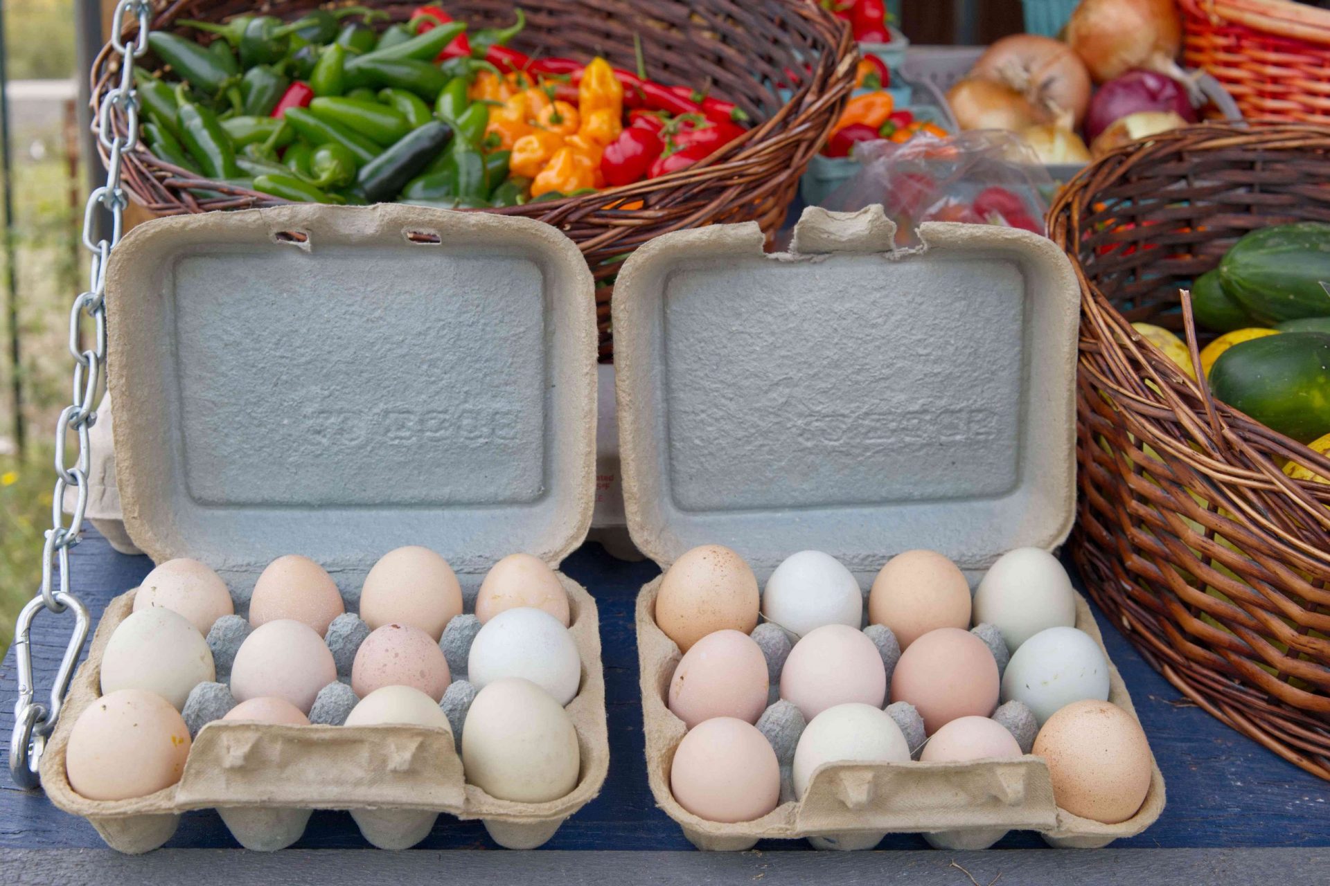 dos docenas de huevos frescos de granja a la venta en el mercado agrícola exterior