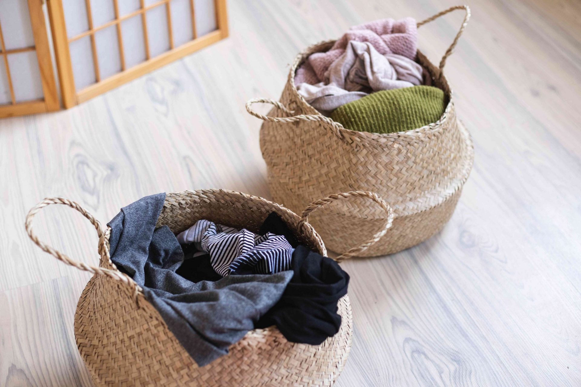 dos cestas tejidas para la ropa sucia, separadas en prendas de punto y de entrenamiento