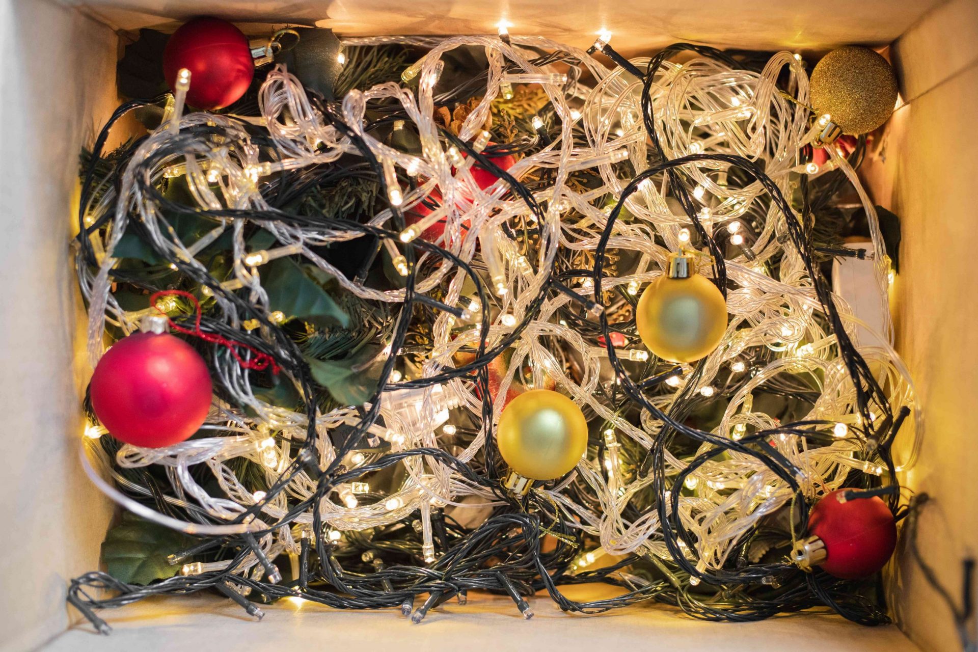 caja de luces navideñas brillantes y adornos de cristal