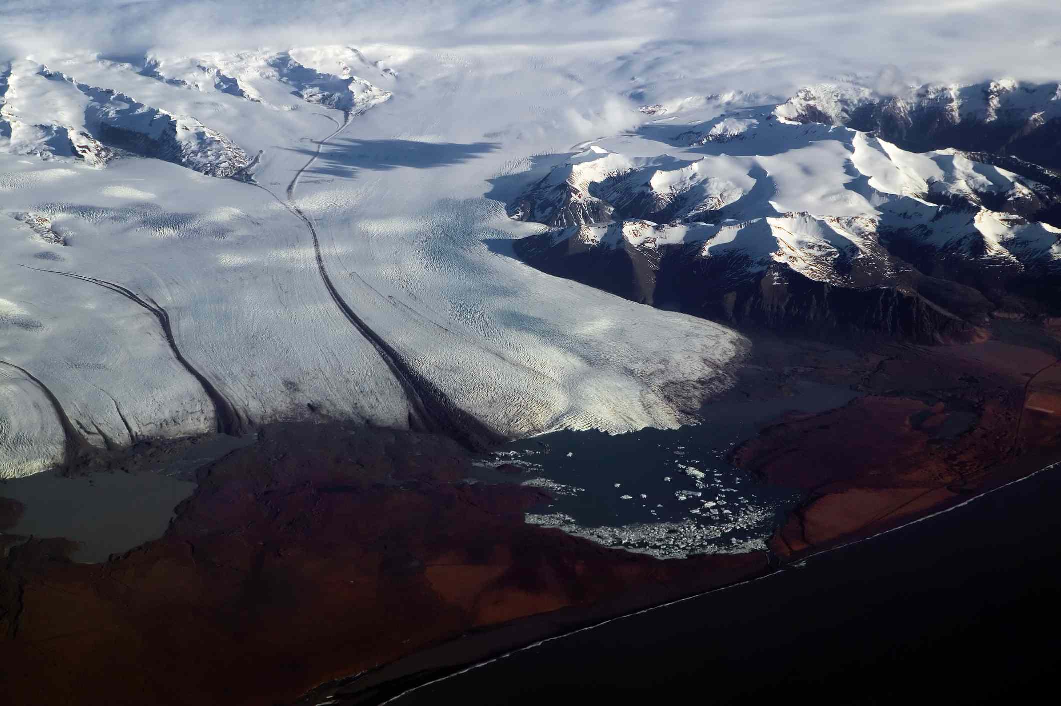 Una extensión de hielo que cubre montañas y llanuras