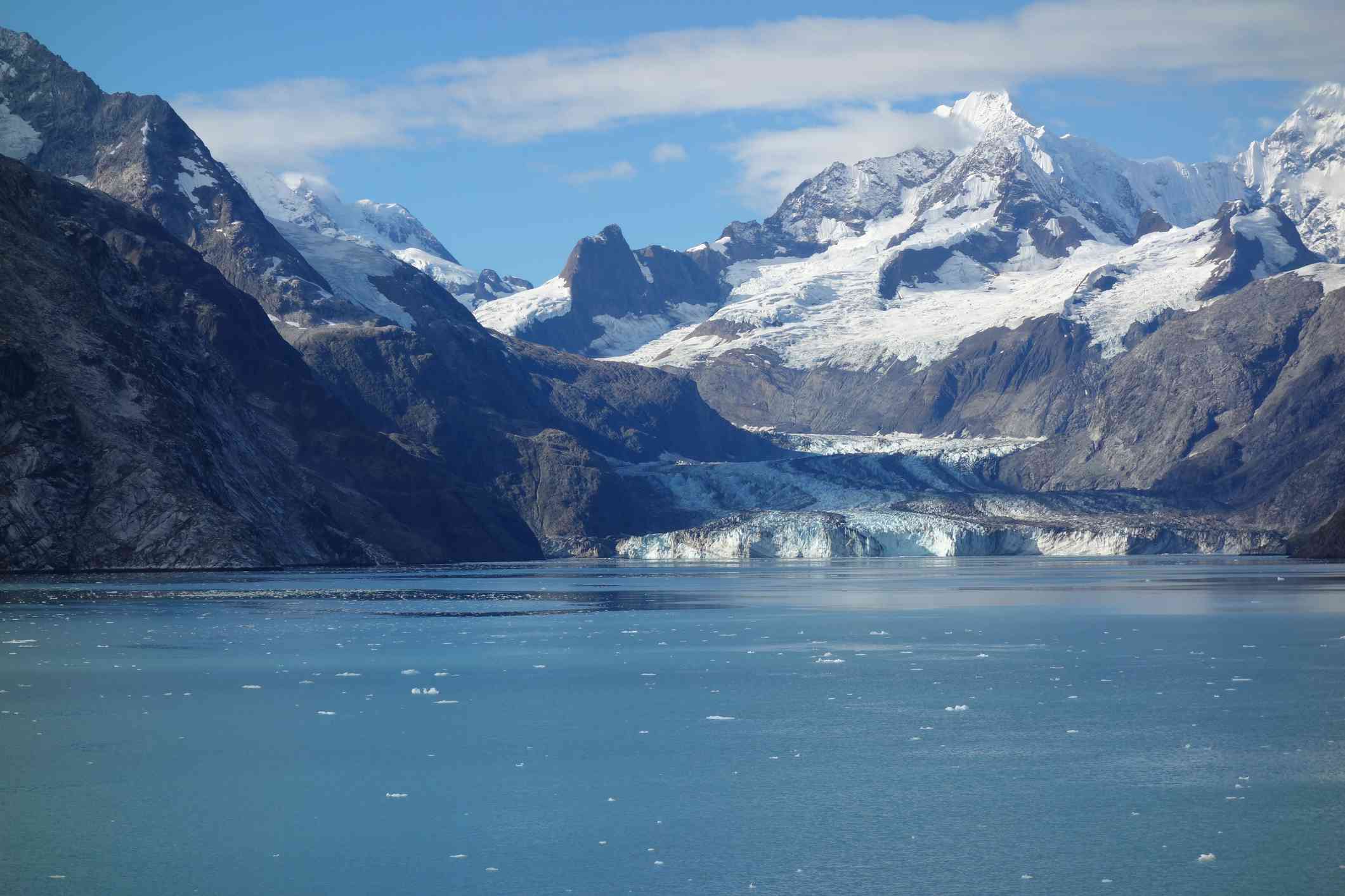 Un glaciar sale de una cordillera hacia el océano