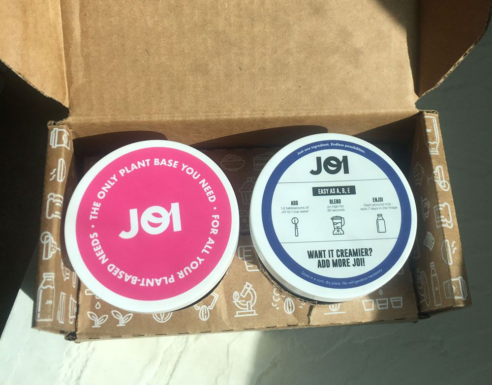 Envases de base de nueces JOI en una caja de cartón