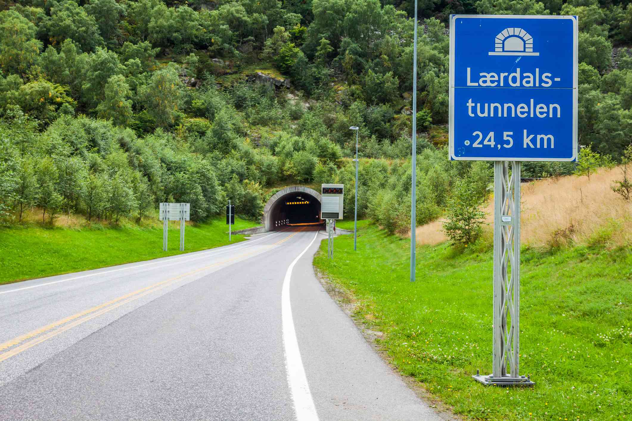 Un cartel anuncia la entrada al Túnel de Laerdal en Noruega