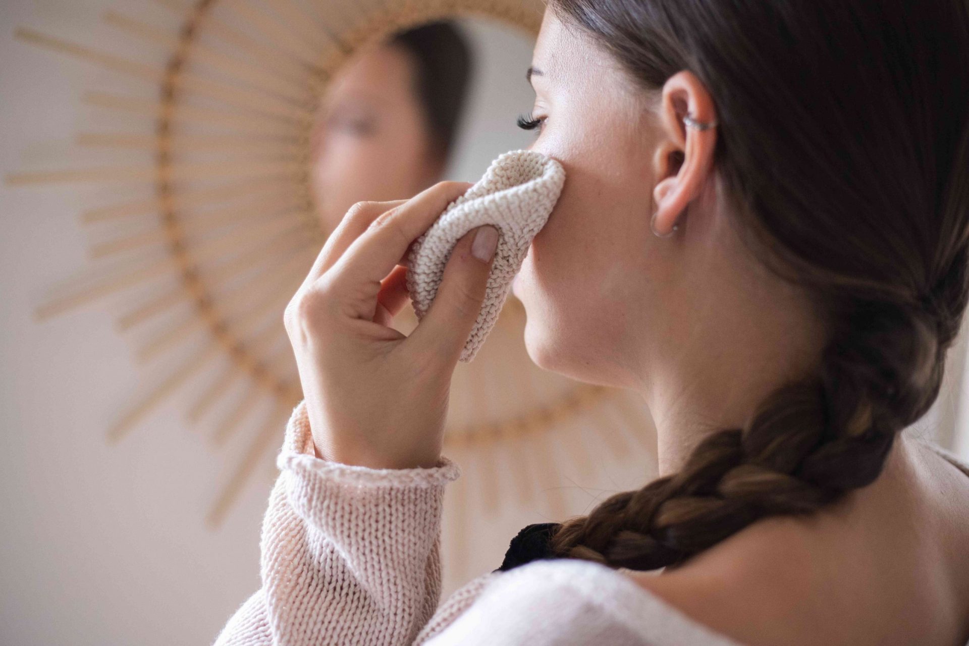 una mujer aplica aceite de lavanda en la piel justo debajo de los ojos para las manchas oscuras y las arrugas