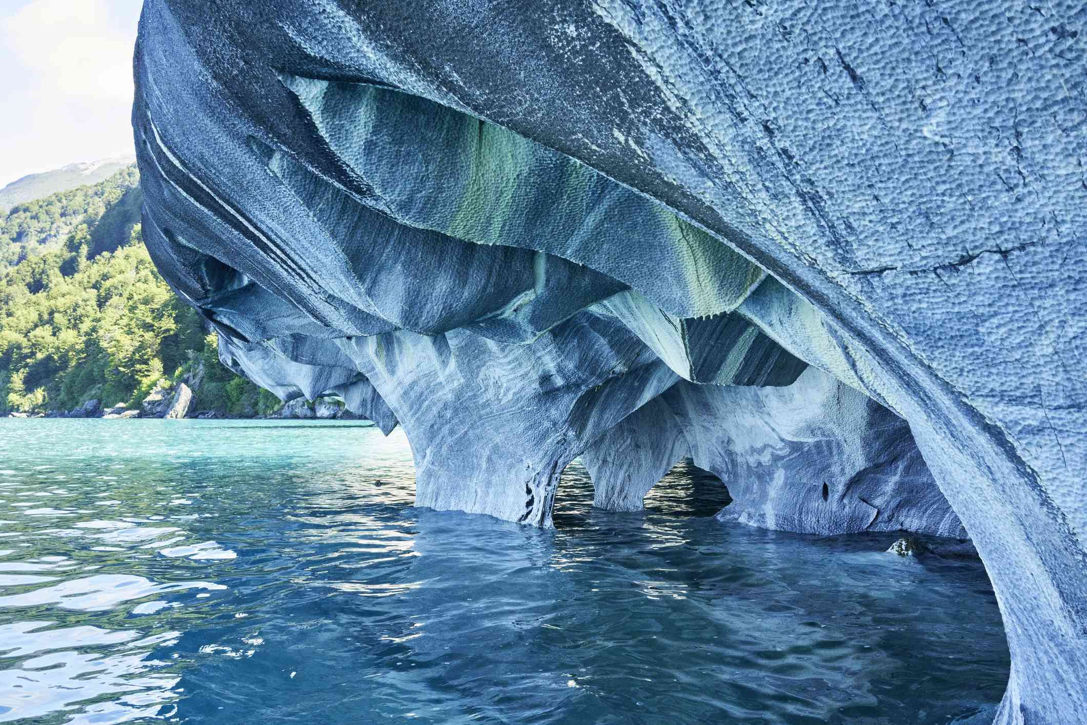 Una serie de cuevas en una losa de roca lisa en la costa