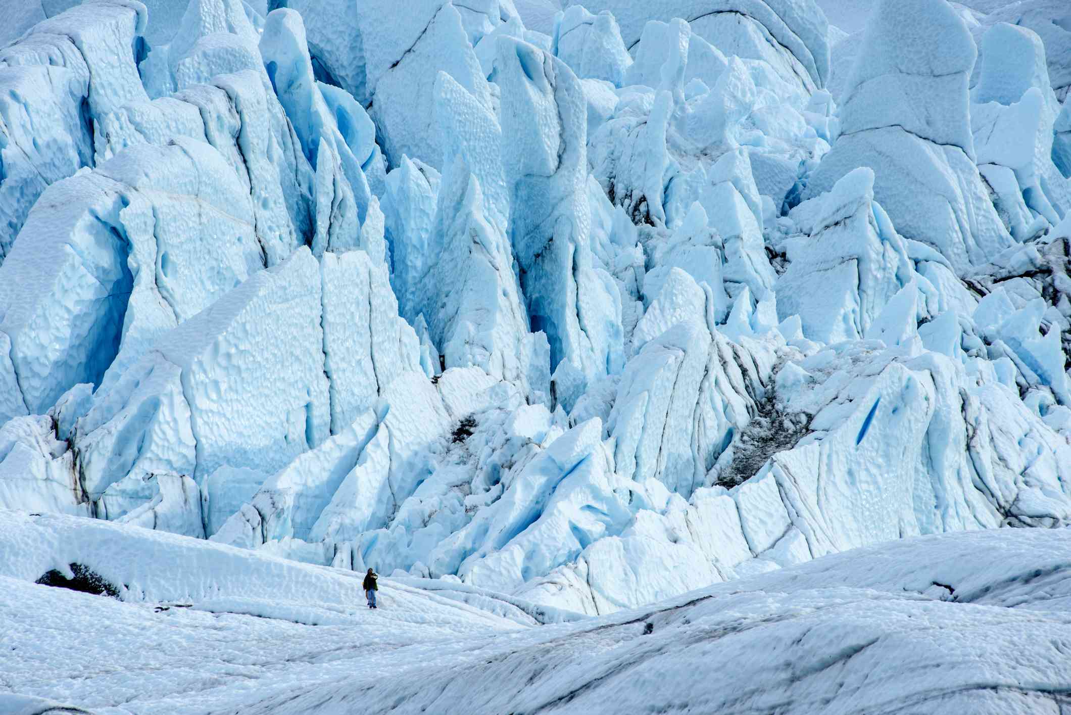 Persona de pie a la sombra del glaciar Matanuska