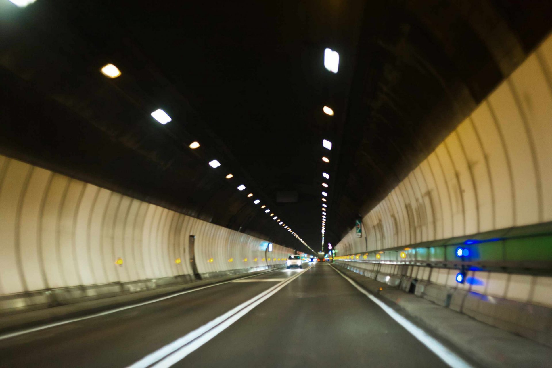 El tráfico fluye a través del Túnel del Mont Blanc, de 7,2 millas de longitud, que discurre entre Chamonix (Francia) y Courmayeur (Italia)