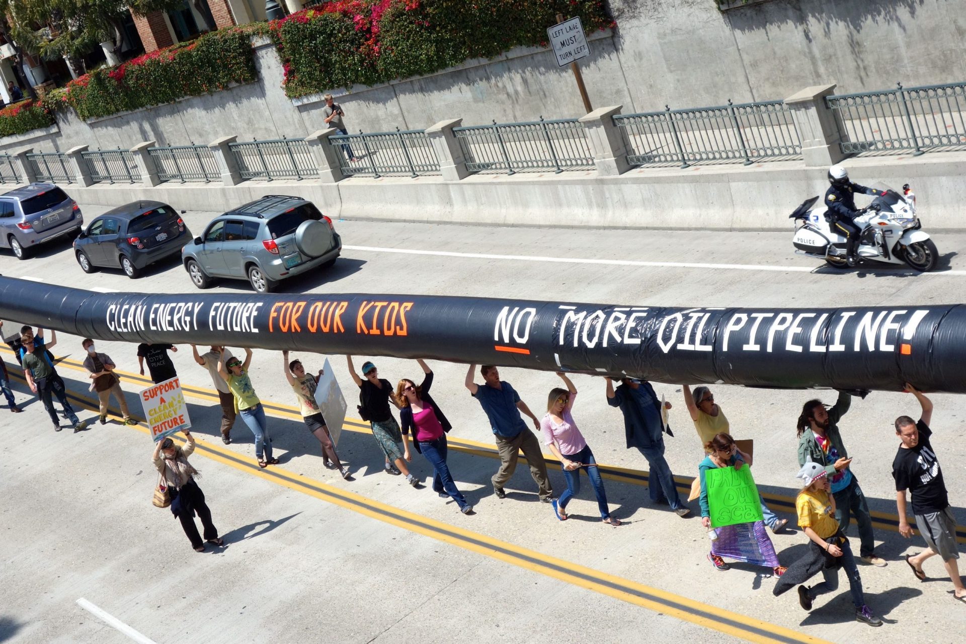 Manifestantes protestando tras el vertido de petróleo de Santa Bárbara