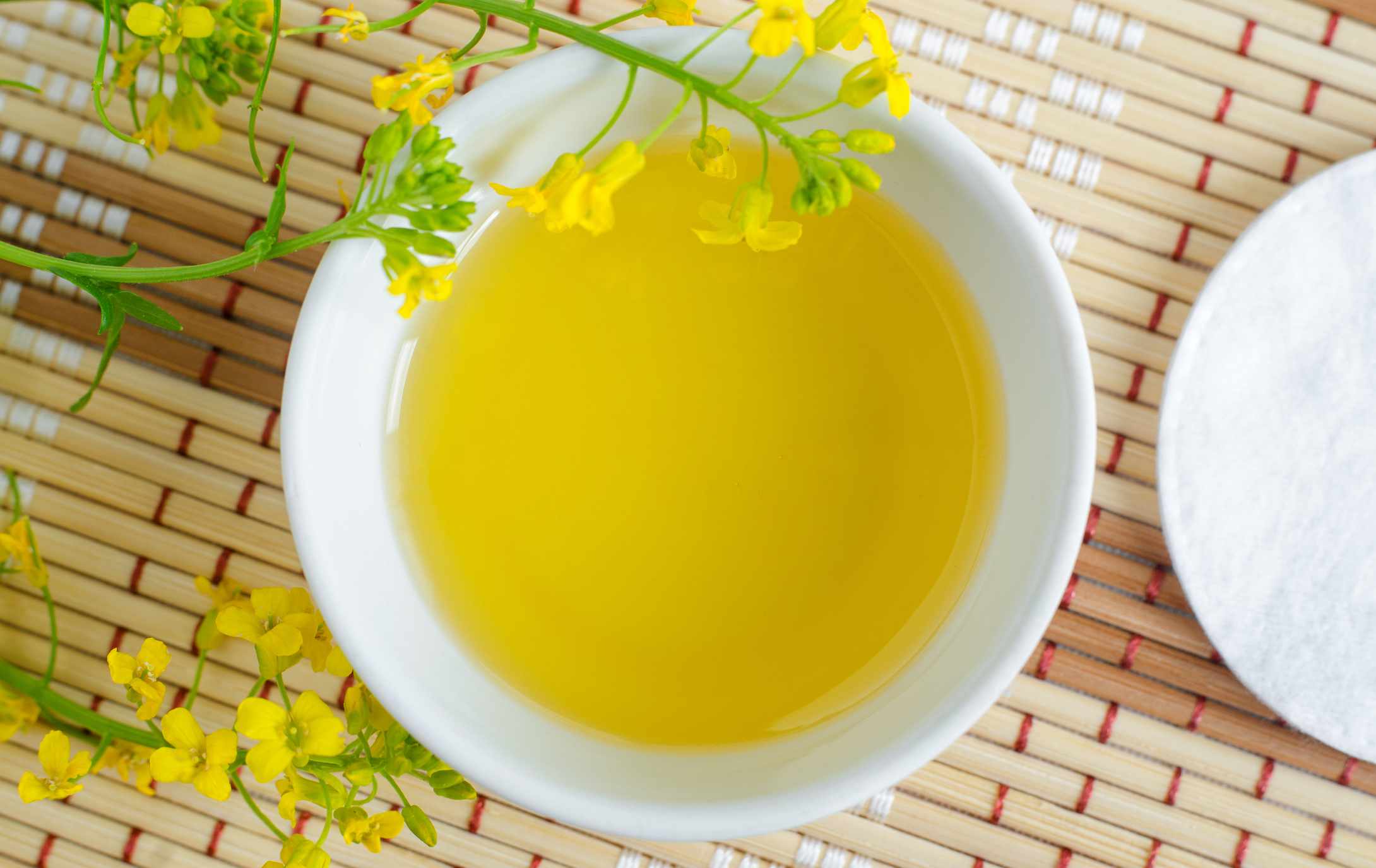 Aceite de oliva en un bol blanco que se utilizará para el cuidado natural de la piel
