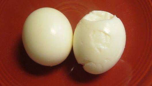 2 huevos pelados y cocidos