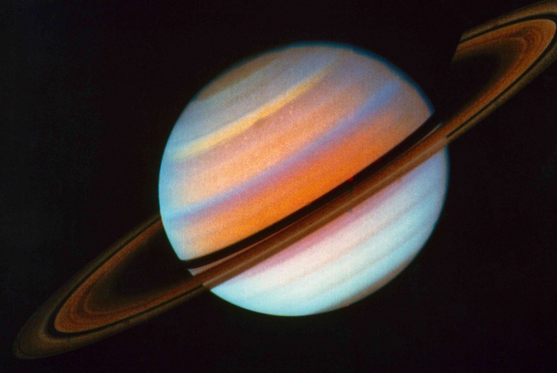 Los coloridos anillos de Saturno