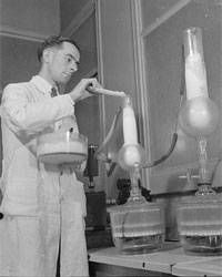 Un técnico de laboratorio prepara la penicilina en 1943
