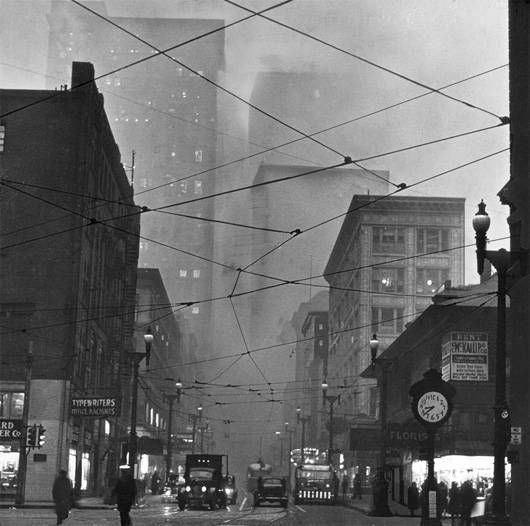 Esquina de las avenidas Libertad y Quinta a las 8:38 de la mañana en Pittsburg en 1940