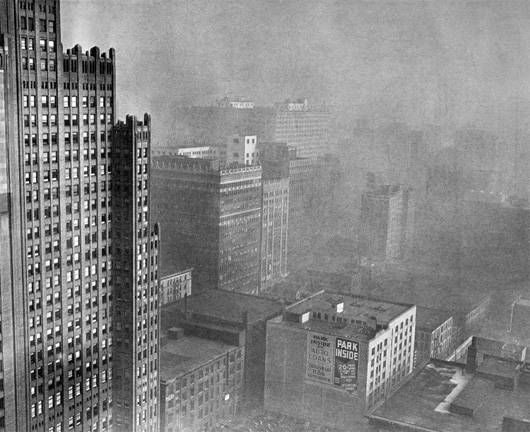 La contaminación del aire con humo persiste en el centro de Pittsburgh en algún momento de los años 30.