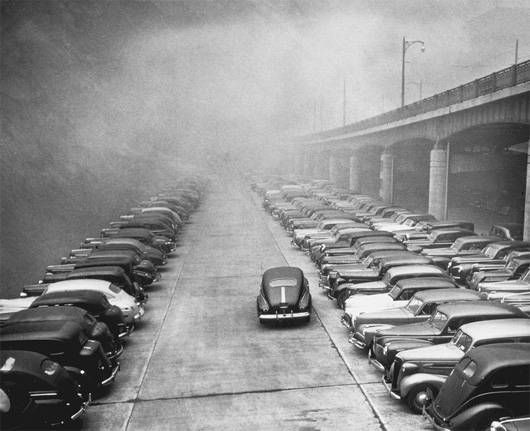 Automóviles aparcados con humo en Pittsburgh en 1940