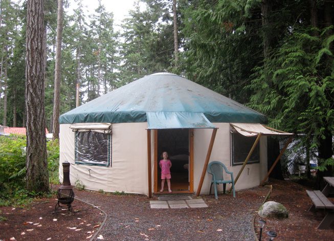Un niño en la puerta de una yurta