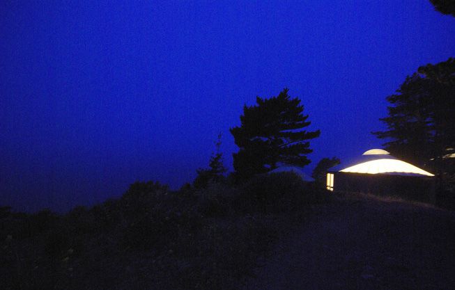 Una yurta iluminada de noche