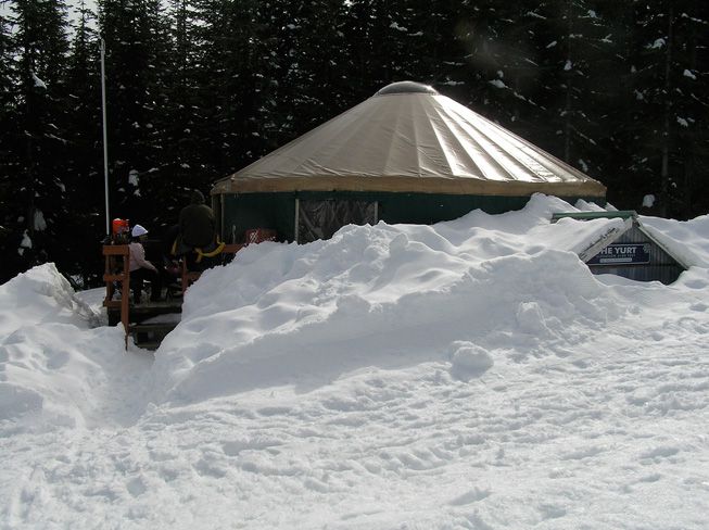 Una yurta rodeada de nieve