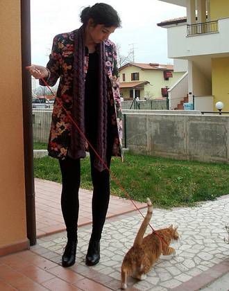 Alyssa Young con su gato Leonardo con correa