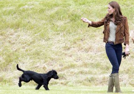 La duquesa Kate con el cachorro